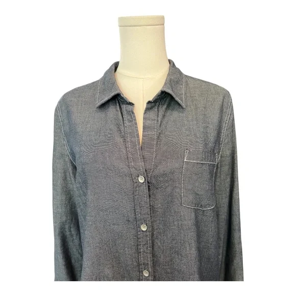 π EUC DKNY Blue Denim Button-Up Collared Shirt Sz M - Picture 2 of 7